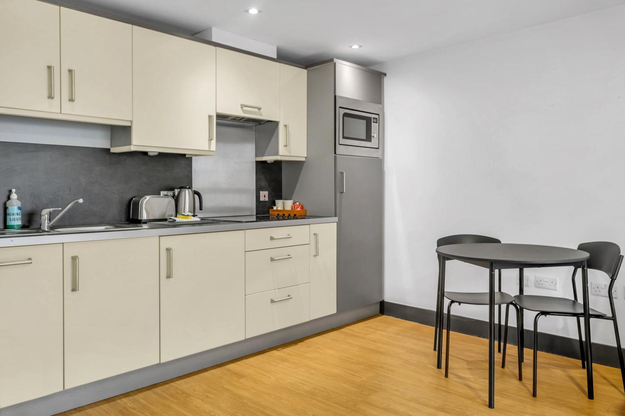 Roomzzz Leeds City West Exterior foto