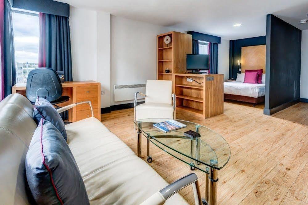 Roomzzz Leeds City West Exterior foto