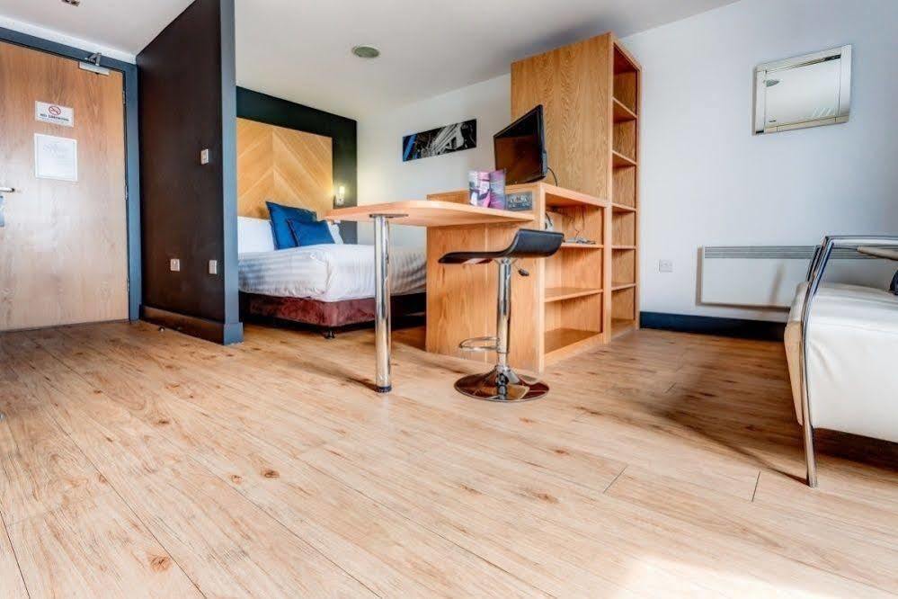 Roomzzz Leeds City West Exterior foto